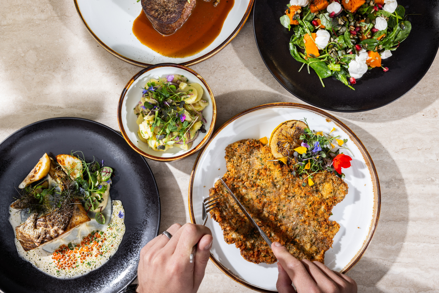 V centru Prahy otevírá restaurace Greenery 1060: Živá zeleň, filmy Davida Ondříčka a winebar pod zemí